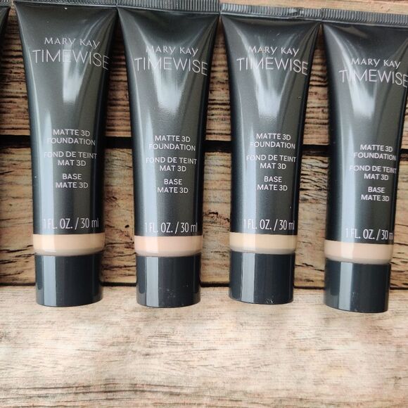 Mary Kay Timewise Matte 3D Foundation Ivory And Beige - Picture 3 of 7